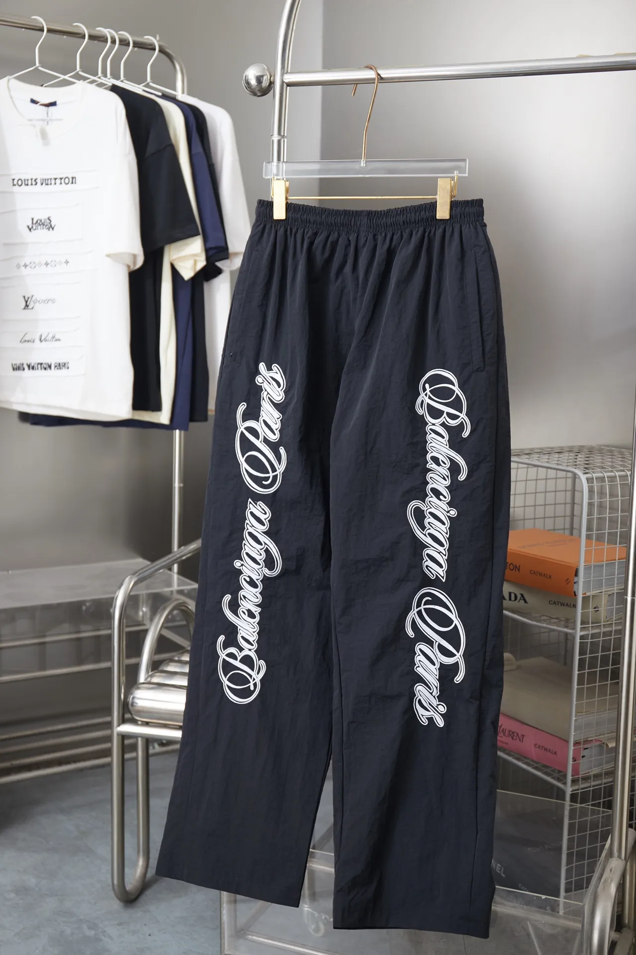 Balenciaga 𝘽𝘼𝙇𝙀𝙉𝘾𝙄𝘼𝙂𝘼 BLCG 26SS 71 cursive signature letter embroidery sports suit Light luxury A must-have item for men and women's daily commuting Correct version Welcome to compare Detailed features · Customized matt Taslan jacket fabric · The fabric has undergone a waterproof coating process · The interior is made of three-grade polyester bird's eye mesh · OS ultra-loose silhouette design · Side zipper pockets Small stand-up collar design · Internal zipper pocket design · Elastic waistband design at the hem · Customized molded hardware zipper Jacket double puller design · Tajima high-speed embroidery machine with 100,000-needle three-dimensional design · Double side pockets on trousers · Original main mark and washed tag brand packaging Color: Black/White Size: 46/48/50/52